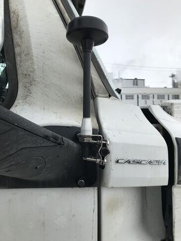 هوائي حامل مرآة فولاذي من Freightliner Cascadia Trucker لـ CB وXM وجانب السائق الأيسر Sirius، أسود in Kuwait