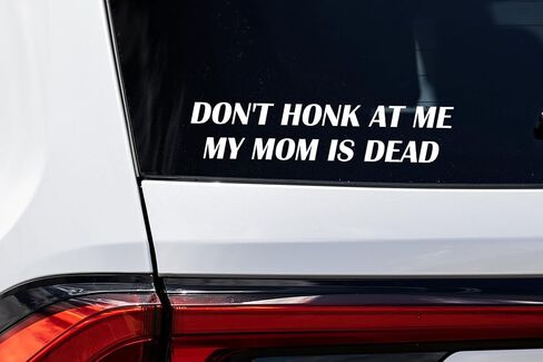 قطعتان من ملصق الفينيل Don't Honk At Me My Mom is Dead Bumper، ملصق مضحك للفكاهة الداكنة، ملصق من الفينيل للسيارة الغريبة، Honk If You، ملصق فينيل ممتص للصدمات للسائق السيئ، عرض 7 بوصات (أبيض) in Kuwait