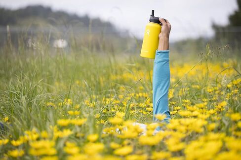 زجاجة مياه من الفولاذ المقاوم للصدأ معزولة بالتفريغ من Hydro Flask ذات فتحة واسعة مع غطاء من القش (أسود، 32 أونصة) in Saudi Arabia