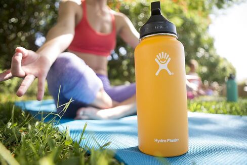 زجاجة مياه من الفولاذ المقاوم للصدأ معزولة بالتفريغ من Hydro Flask ذات فتحة واسعة مع غطاء من القش (أسود، 32 أونصة) in Saudi Arabia