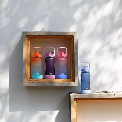 زجاجة مياه نصف جالون/64 أونصة زجاجة مياه مع مقبض كبير من السيليكون واقٍ من السيليكون، زجاجة مياه رياضية مع علامة زمنية مانعة للتسرب، إبريق ماء قابل لإعادة الاستخدام للبالغين والأطفال (أحمر وردي أزرق) in Kuwait