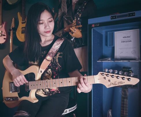 حزام جيتار مزود بفتحة للكابل وجيب لريشة الريشة، وحزام من النايلون للجيتار الصوتي/الكهربائي/الجهير مع ظهر قطني غير قابل للانزلاق، وإبزيم معدني، وطول قابل للتعديل in Kuwait