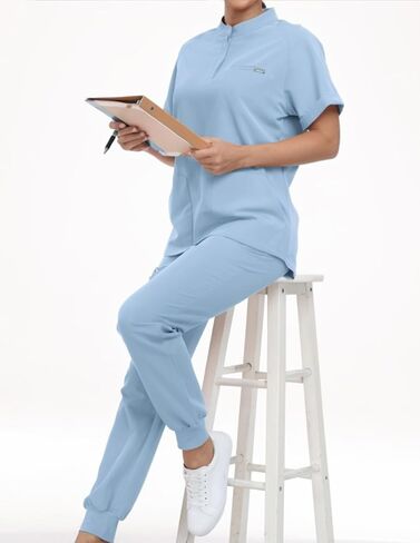 طقم Agile Motion Scrubs للنساء، قميص علوي أنيق بياقة ماندرين وسروال رياضي، 8 جيوب زي طبي مطاطي in Saudi Arabia