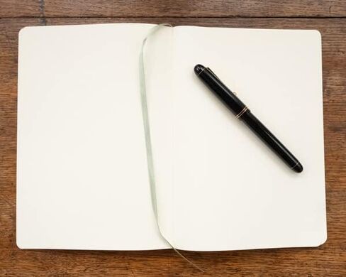 دفتر ملاحظات ورقي كريمي من Tomoe River مقاس 68 جرامًا للمتر المربع، 192 صفحة عادية فارغة، غلاف مسطح A5 (صفحة عادية فارغة) in Kuwait