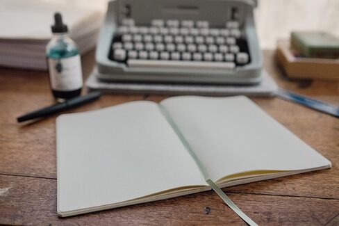 دفتر ملاحظات ورقي كريمي من Tomoe River مقاس 68 جرامًا للمتر المربع، 192 صفحة عادية فارغة، غلاف مسطح A5 (صفحة عادية فارغة) in Kuwait