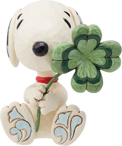 Enesco Peanuts من Jim Shore Snoopy مع تمثال مصغر بأربع أوراق البرسيم، 2.625 بوصة، متعدد الألوان in Saudi Arabia