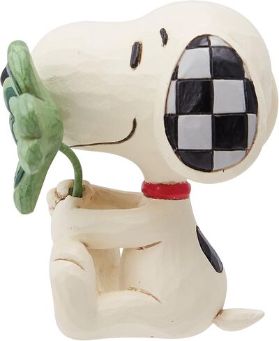 Enesco Peanuts من Jim Shore Snoopy مع تمثال مصغر بأربع أوراق البرسيم، 2.625 بوصة، متعدد الألوان in Saudi Arabia