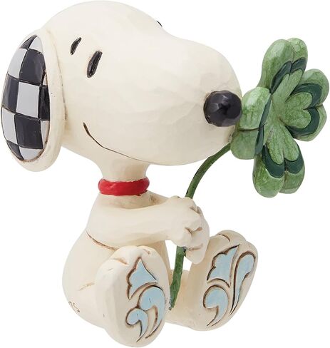 Enesco Peanuts من Jim Shore Snoopy مع تمثال مصغر بأربع أوراق البرسيم، 2.625 بوصة، متعدد الألوان in Saudi Arabia