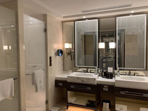 فيلم مضاد للضباب لمرآة الحمام، زجاج مضاد للضباب، مرآة دش، غشاء نافذة مضاد للضباب لديكور المنزل، طلاء نانو شفاف عالي الدقة (12 بوصة × 39 بوصة) in Kuwait