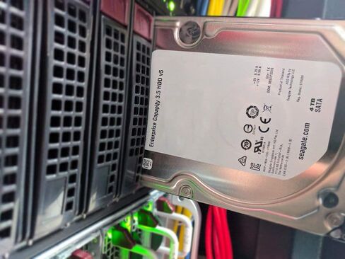 سيجيت إنتربرايز سعة 3.5 | ST4000NM0035 | 4 تيرابايت 7.2 كيلو دورة في الدقيقة، ذاكرة تخزين مؤقت 128 ميجابايت، 3.5 بوصة ساتا 6 جيجابايت/ثانية | 512 ن | فيبس 140-2 | محرك الأقراص الثابتة الداخلي للمؤسسات (متجدد) in Saudi Arabia