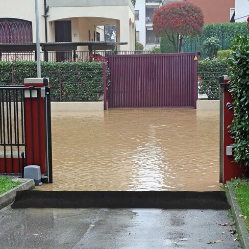 17 ft x 6.5 in Water Activated Flood Barriers for Home Sandless Sand Bags Reusable Water Barriers for Flooding Absorbent Flood Prevention Barriers for Garage Basement (2 Pcs) in Saudi Arabia