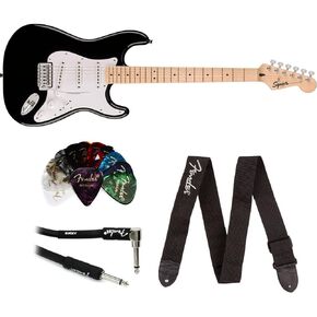 جيتار كهربائي Squier Sonic Stratocaster، أسود، لوحة أصابع خشب القيقب، حزمة Pickguard بيضاء مع حزام جيتار بشعار Fender أسود، حزمة من 12 قطعة من السيلولويد، وكابل أداة مستقيمة/زاوية