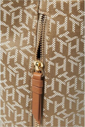حقيبة ظهر Tommy Hilfiger Keylee من قماش الجاكار باللون الأزرق الداكن/الأبيض مقاس واحد in Saudi Arabia