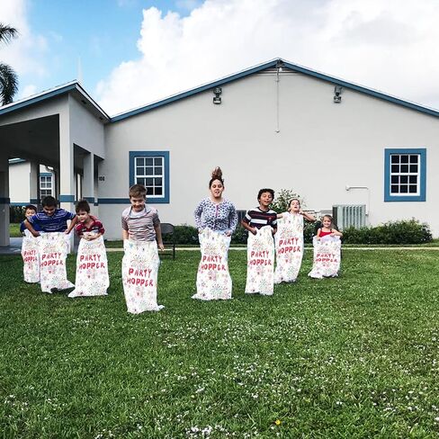 أكياس سباق أكياس البطاطس من JQAQJU للبالغين والأطفال، 8 عبوات مقاس 40 × 26 بوصة، ألعاب عيد الفصح الخارجية لمستلزمات الحفلات العائلية، حقيبة القفز في الفناء الخلفي in Kuwait