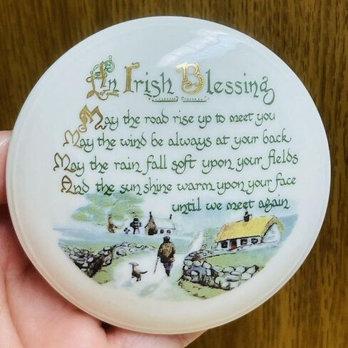 صندوق حلية صغير كلاسيكي أيرلندي بليسينج من بيليك مع غطاء ولمسات ذهبية عيار 24 قيراط - صندوق مجوهرات صغير للرجال والنساء - ديكور خزانة ملابس مصنوع يدويًا من البورسلين، حافظة تذكارية/مسبحة - صندوق ديكور صغير in Kuwait