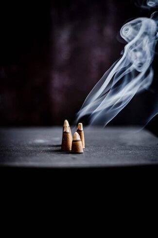 مجموعة هدايا مبخرة ومخاريط البخور من NUHR Home / 40 مخروطًا معطرًا بالعود / 4 عطور كاملة مع بطاقة هدية وموقد زجاجي / بديل البخور / رائحة تدوم طويلاً in Kuwait