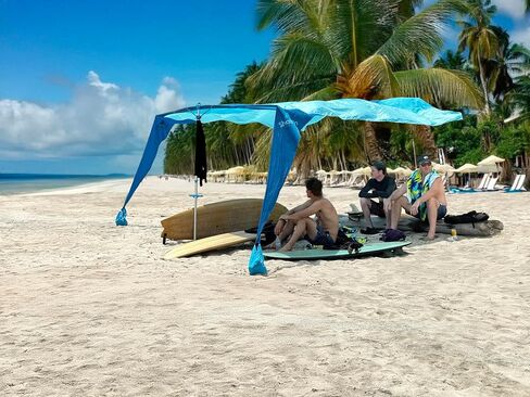SHARK FIN SHADE Beach Tent Wind Sun Canopy Portable Easy Set Up UPF 50+ No Assembly Required 3-30 MPH - 1 to 8 People - Tie Downs Included - 2 Sizes Large 9' X 10' & Giant 13.5' X 10' PATENTS PENDING in Saudi Arabia