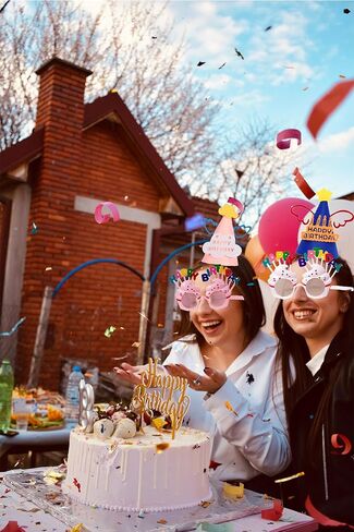 قطعتان من قبعات حفلات عيد الميلاد السعيدة والنظارات الشمسية للأطفال والكبار in Kuwait