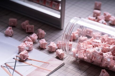 مفتاح لوحة مفاتيح باللون الوردي الرقيق مع لوحة مفاتيح الألعاب الميكانيكية، ومفتاح خطي مسبق التشحيم، ومفاتيح خطية 3 سنون 50gf (90 قطعة). in Kuwait