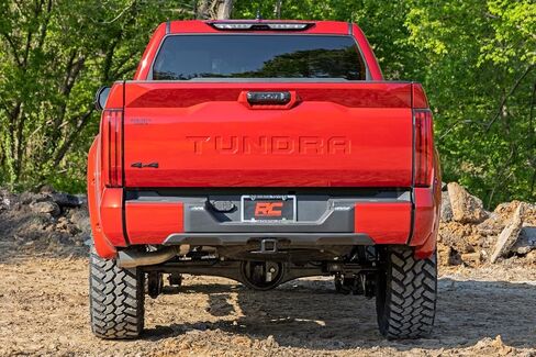 مشاعل الحاجز Rough Country Defender لـ 2022-2023 Toyota Tundra - A-T02224 in Kuwait