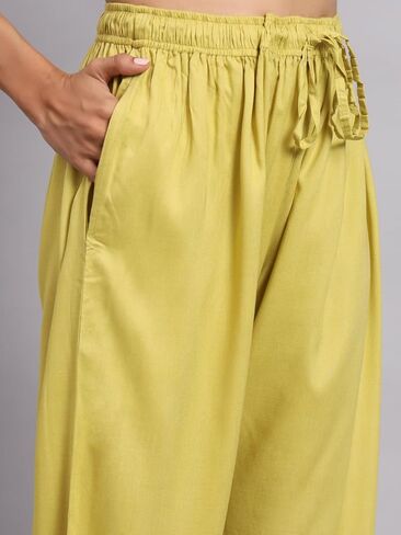 كورتا نسائية مطبوعة بالورود باللون الأصفر والوردي من Tissu مع Palazzo in Saudi Arabia