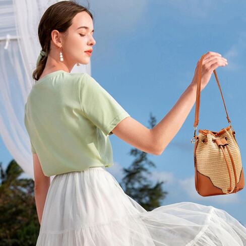 احصل على حقائب طويلة تمر بالجسم من القش للنساء، حقيبة دلو جلدية صغيرة، حقائب يد صيفية من القش، محفظة من الخيزران للسفر in Kuwait