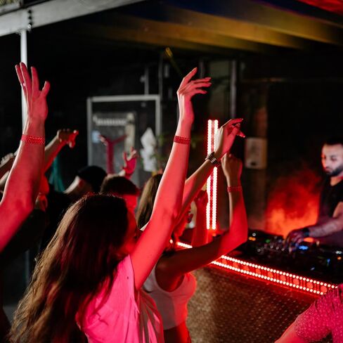 100 قطعة من الأساور البلاستيكية المجسمة، أساور معصم للحفلات مقاومة للماء من الفينيل الملون للمناسبات والحفلات والمهرجانات (فضي) in Saudi Arabia