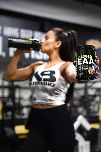 NutraBio Alpha EAA - أمينوس طوال اليوم - مكمل للانتعاش والطاقة والتركيز والترطيب - مصفوفة EAA BCAA كاملة الطيف، إلكتروليتات، نوتروبيكس، ماء جوز الهند - 30 وجبة - سحق توت العنب in Kuwait