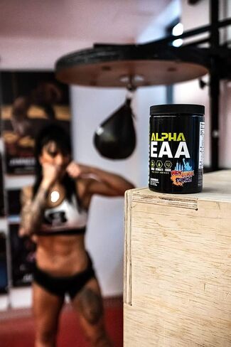 NutraBio Alpha EAA - أمينوس طوال اليوم - مكمل للانتعاش والطاقة والتركيز والترطيب - مصفوفة EAA BCAA كاملة الطيف، إلكتروليتات، نوتروبيكس، ماء جوز الهند - 30 وجبة - سحق توت العنب in Kuwait