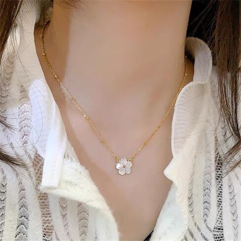 قلادة قلادة زهر الخوخ الأبيض للنساء زهرة الأقحوان الصغيرة اللذيذة والخرز الذهبي المكدس قلادات قلادة مطلية بالذهب عيار 14 قيراط مشبك ورق متعدد الطبقات قابل للتعديل سلسلة قلادة عصرية لطيفة مجوهرات صغيرة هدايا عيد ميلاد للفتيات in Kuwait