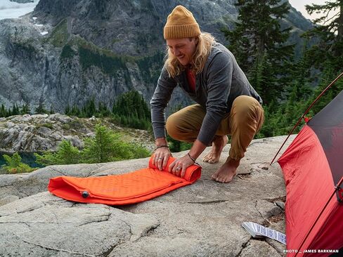 وسادة نوم نسائية من Therm-a-Rest Prolite ذاتية النفخ للتخييم وحقيبة الظهر، مقاس عادي للسيدات - 66 × 20 بوصة in Kuwait