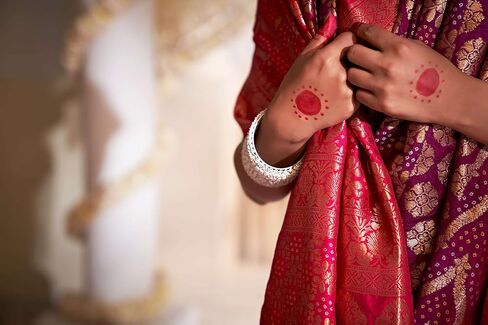 ساري للنساء من الحرير الخام المنسوج من Banarasi Art Bandhani Saree | هدية زفاف ديوالي الهندية ساري وبلوزة غير مخيطة in Kuwait