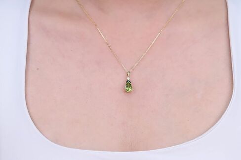 قلادة جين آند جريس من الذهب الأصفر عيار 10 قيراط والزبرجد الأصلي والألماس الطبيعي (I1) للنساء، هدية عيد الحب لها. in Kuwait