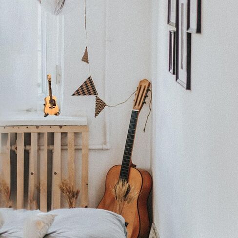 صندوق اختيارات جيتار خشبي مع حامل، حامل اختيار جيتار صغير على شكل غيتار مع 3 قطع من اختيارات الجيتار، حامل اختيار جيتار منقوش، حافظة اختيار جيتار لمحبي عازفي الجيتار in Kuwait