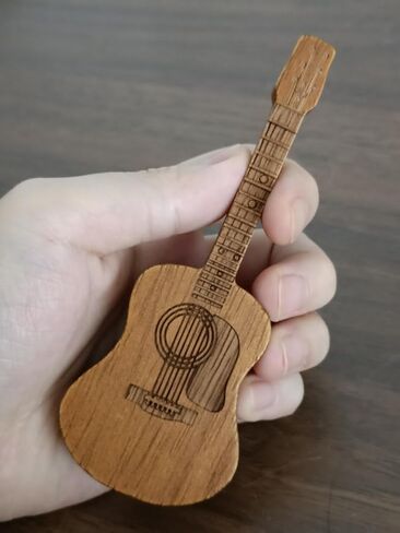 صندوق اختيارات جيتار خشبي مع حامل، حامل اختيار جيتار صغير على شكل غيتار مع 3 قطع من اختيارات الجيتار، حامل اختيار جيتار منقوش، حافظة اختيار جيتار لمحبي عازفي الجيتار in Kuwait