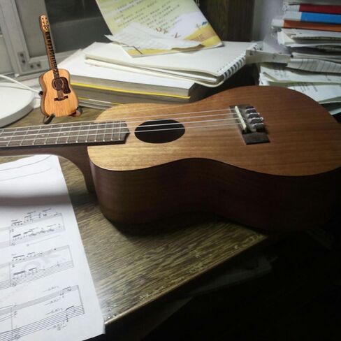 صندوق اختيارات جيتار خشبي مع حامل، حامل اختيار جيتار صغير على شكل غيتار مع 3 قطع من اختيارات الجيتار، حامل اختيار جيتار منقوش، حافظة اختيار جيتار لمحبي عازفي الجيتار in Kuwait