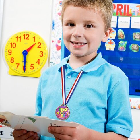 24 قطعة ميداليات جائزة يوم 100 للمدرسة للأطفال 100 يوم من الميداليات البلاستيكية للمدرسة لجوائز الفصول الدراسية والمكافآت واللوازم المدرسية in Kuwait