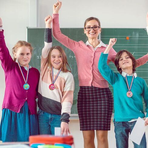 24 قطعة ميداليات جائزة يوم 100 للمدرسة للأطفال 100 يوم من الميداليات البلاستيكية للمدرسة لجوائز الفصول الدراسية والمكافآت واللوازم المدرسية in Kuwait