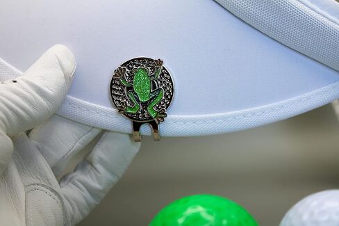 Mulligan Hooligan Golf Ball Marker + Magnetic Hat Clip, Funny and Unique Golf Gift, Premium Quality, The Perfect for Your Favorite Golfer, Golf Accessories for Any Occasions in Saudi Arabia