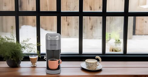 ماكينة صنع القهوة بخزان مياه من Keurig K-Slim Plus مثلجة على الجليد متعددة الأكواب (رمادي) مع 12 قطعة من متجر الدونات، كوب K-Cup وأكواب تنظيف متوسطة الشواء (3 قطع) in Kuwait