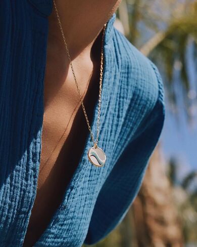 قلادة جورجانا Swell، مطلية بالذهب عيار 18 قيراط، سلسلة قابلة للتعديل، حلية مطلية يدويًا بمينا أوبال in Kuwait