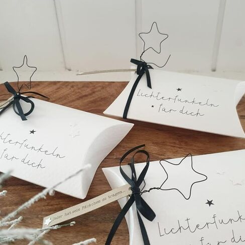 100 قطعة من علب الوسائد من jijAcraft، علب هدايا صغيرة مقاس 10.16 × 7.62 سم ​​مع خيوط الجوت وملصقات شكرًا لك، صناديق هدايا من ورق الكرافت لعيد الميلاد، وحفلات أعياد الميلاد، والزفاف، والحلوى، والصابون، وحرف المجوهرات in Kuwait