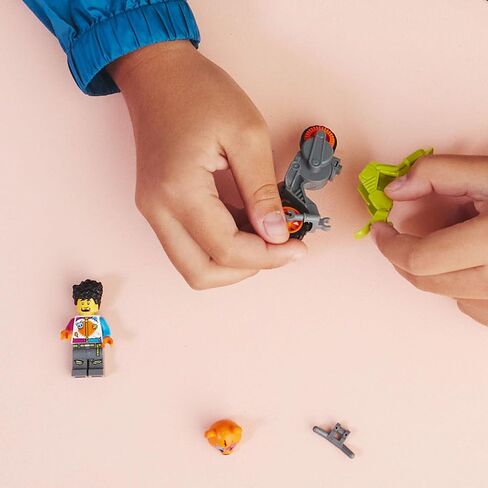 دراجة LEGO City Stuntz Bear Stunt Bike 60356، لعبة دراجة نارية تعمل بعجلة الموازنة لأداء القفزات والحيل، ألعاب للأولاد والبنات من سن 5 سنوات فما فوق، هدية صغيرة أو مجموعة تمديد in Saudi Arabia