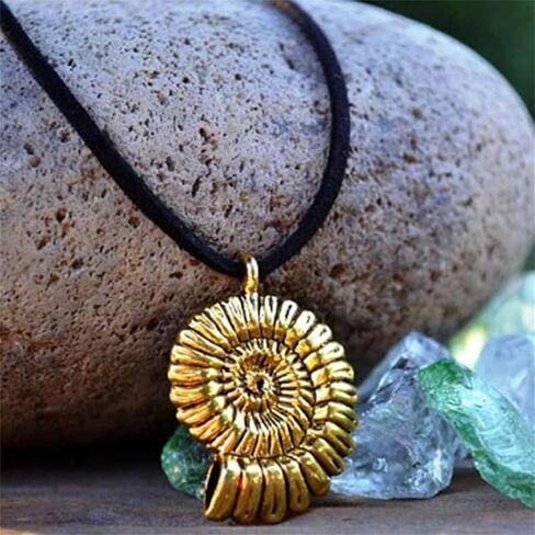 Boho Starfish Necklace Conch Shell Pendant Necklace for Women Exaggerated Ocean Sea Shell Statement Necklace Gold Sea Witch Shell Seashell Necklace Beach Sea Jewelry Halloween Costume Accessory in Kuwait