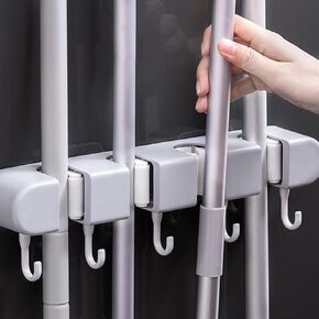 حامل مكنسة وممسحة مثبت على الحائط، 5 خطافات و4 فتحات، منظم رف أدوات الحديقة اللاصق لغرفة غسيل المرآب في الخزانة، شماعة مضادة للانزلاق للمكانس والمماسح والمكابس ومجارف الغبار، 13 × 2.2 × 1.8 بوصة in Kuwait