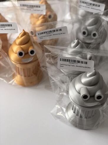 جائزة Poop Emoji - بطول 15.24 سم - تتميز برموز تعبيرية صلبة على عمود مع عيون وفم مطلية - جائزة أو هدية مثالية - مصنوعة يدويًا مع تصنيع إضافي (ذهبي) in Kuwait
