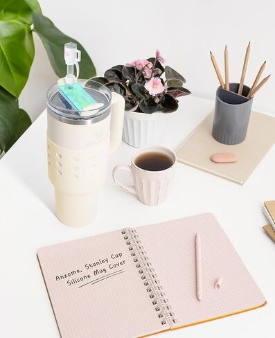 حذاء ANZOME الواقي من السيليكون لـ Stanley Quencher 40 أونصة، غطاء غطاء سفلي للزجاجة مضاد للانزلاق مع غطاء غطاء من القش وقطعة بطاقة الاسم، ملحقات كأس ستانلي (وردي) in Kuwait