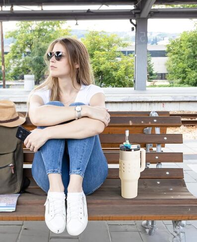 حذاء ANZOME الواقي من السيليكون لـ Stanley Quencher 40 أونصة، غطاء غطاء سفلي للزجاجة مضاد للانزلاق مع غطاء غطاء من القش وقطعة بطاقة الاسم، ملحقات كأس ستانلي (وردي) in Kuwait