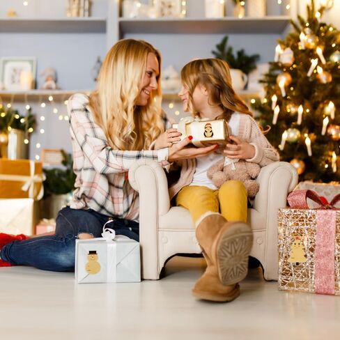 300 قطعة من ملصقات علامات هدايا عيد الميلاد، ملصقات علامات أسماء عيد الميلاد المجيد مقاس 3 × 2 بوصة من ورق الكرافت، ملصقات هدايا ذاتية اللصق لأظرف عيد الميلاد وصناديق التغليف in Kuwait