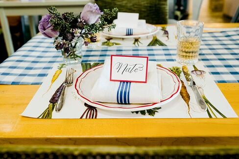 لفة مفرش طاولة ورقية - نمط منقوش مربعات الجاموس الأزرق والأبيض للحفلات أو حفلات الزفاف - مفرش طاولة للاستعمال مرة واحدة صناعة أمريكية in Kuwait